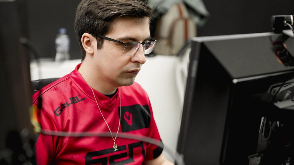 Image of Shroud playing.
